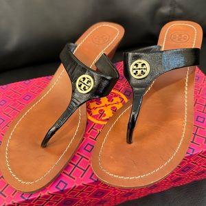 Tory Burch women’s Cameron wedge thong sandal size 8
